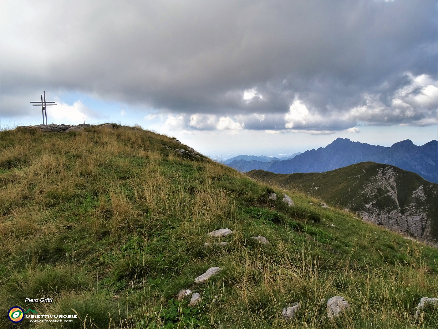 49 Croce di vetta di Cima Foppazzi  a sx, Cima Grem e Alben a dx.JPG